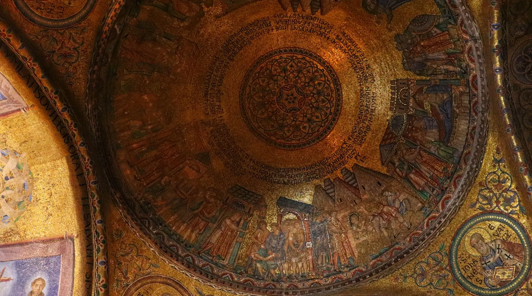 Zlatá byzantská mozaika uvnitř kopule baziliky svatého Marka zobrazující biblické postavy v kruhu zlatých tesser